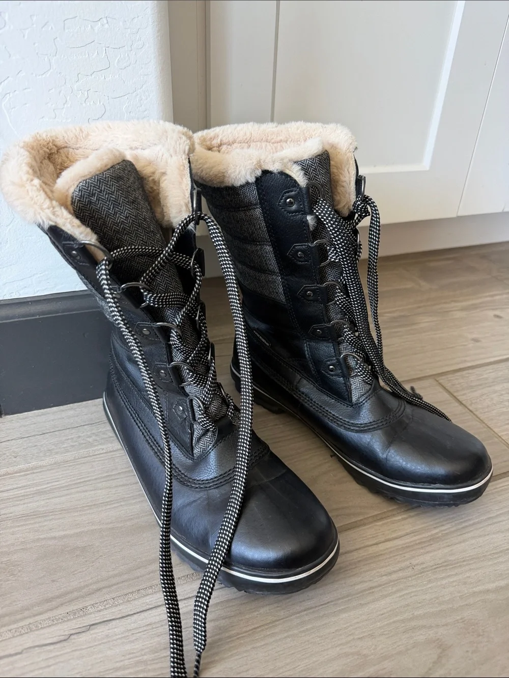 JBU Black Lace-Up Winter water resistant Boots with Cream Faux Fur Collar